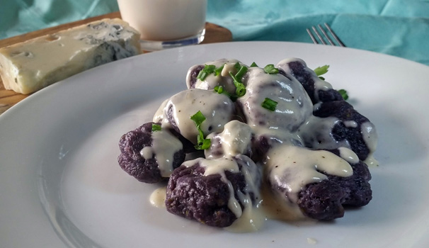 gnocchi di carote viola al gorgonzola presentazione