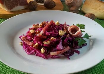 Impiattamento finale: insalata di cavolo viola