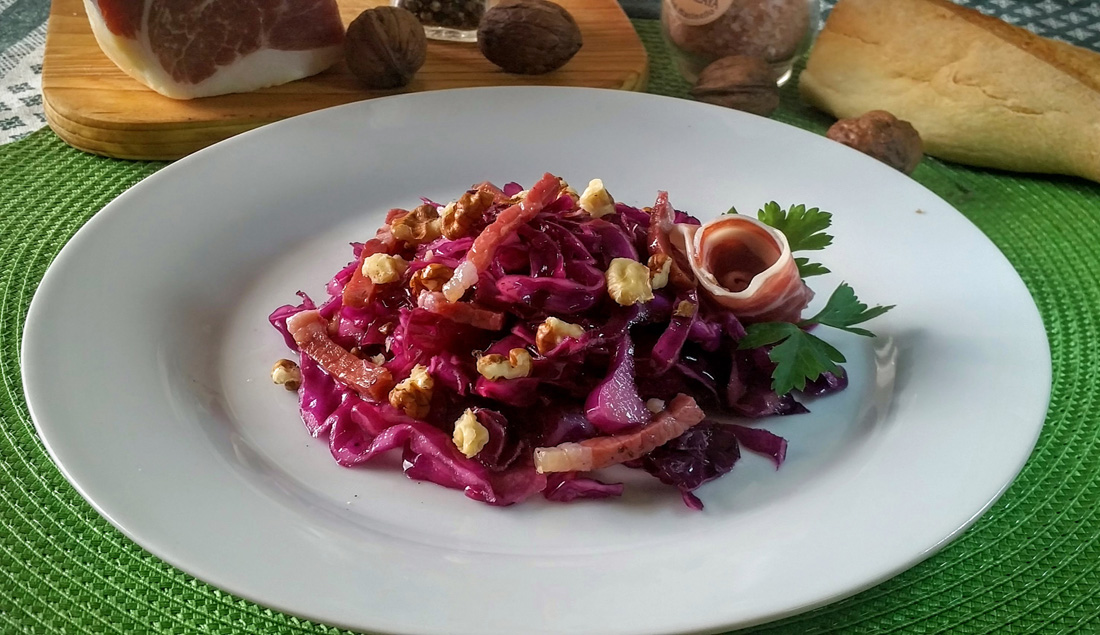 Ed ecco l’insalata di cavolo viola con noci e prosciutto crudo croccante pronta per essere servita.