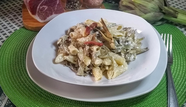 Ed ecco la pasta con carciofi e caprino pronta per essere gustata.