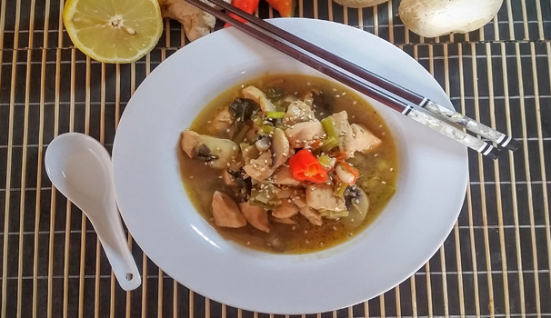 Ed ecco la zuppa thailandese di pollo pronta per essere servita in tavola.