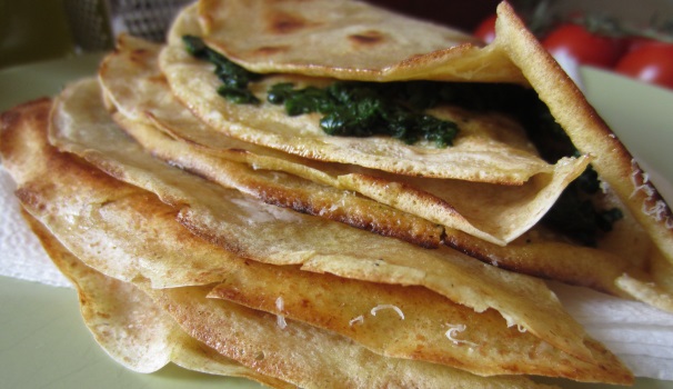 Ed ecco pronto il borlengo vegetariano con spinaci. Servitelo caldo, appena sfornato.