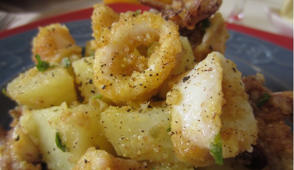 Servite i calamari con patate conditi con un po’ di limone e un filo di olio.