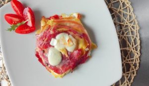 Crepes al forno con pomodori, mozzarella e pancetta Impiattamento finale: crepes al forno