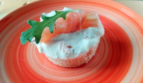 Le mini cheesecake al salmone sono pronte per essere servite ai vostri ospiti.
