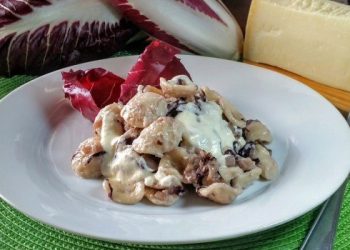 Orecchiette al radicchio con crema al Parmigiano