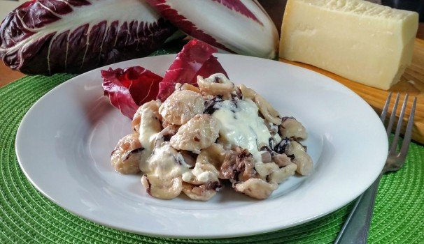 Orecchiette al radicchio con crema al Parmigiano