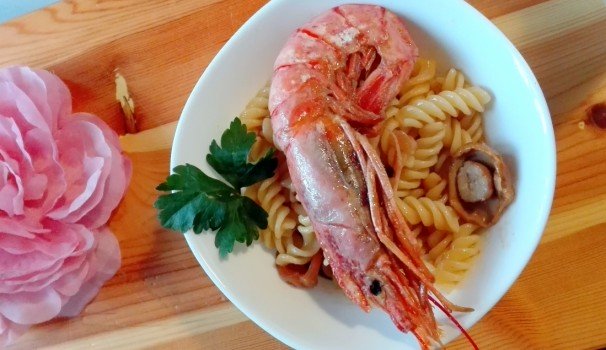 Pasta con gamberoni e porcini