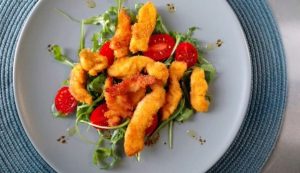 Pepite di pollo alla paprika con rucola e pomodorini Pepite di pollo alla paprika con rucola e pomodorini