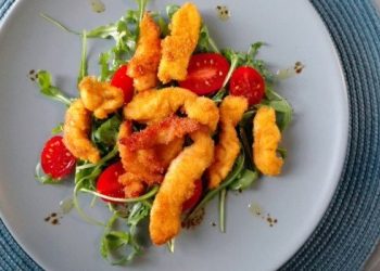 Pepite di pollo alla paprika con rucola e pomodorini