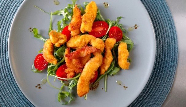 Pepite di pollo alla paprika con rucola e pomodorini