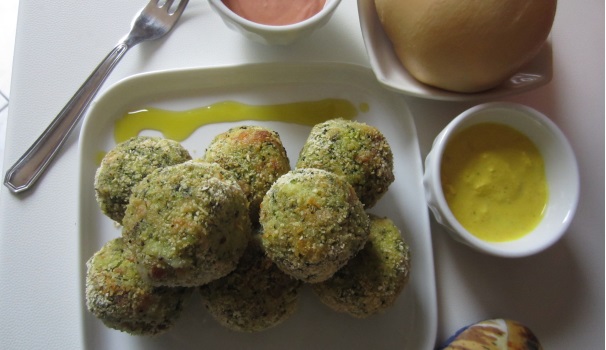 Servite polpette di broccoli e scamorza calde o tiepide, secondo i vostri gusti.