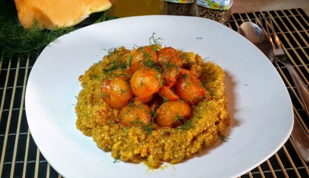 Quinoa con crema di carote speziata e zucca