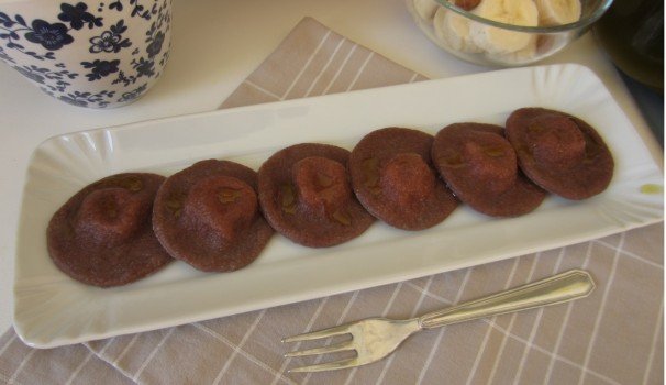 Ravioli al cacao con cuore di caprino