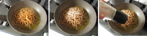 Scolate la pasta e trasferitela in padella. Grattugiate sopra il pecorino e rimescolate delicatamente, fin quando il condimento non avvolgerà completamente la pasta.