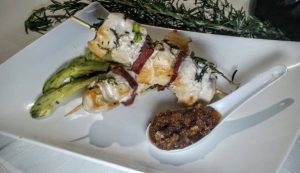 Spiedini di pollo con pesto di pomodori secchi Spiedini di pollo con pesto di pomodori secchi