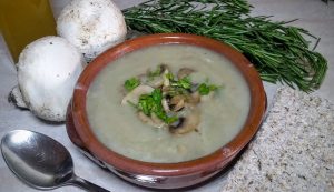 Zuppa di patate con funghi Impiattamento finale: zuppa di patate con funghi