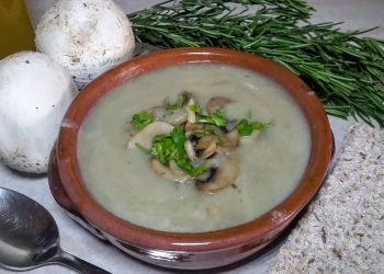 Impiattamento finale: zuppa di patate con funghi