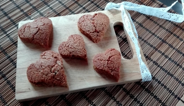Completate con un pizzico di peperoncino su ogni cuoricino e servite i vostri biscotti di San Valentino.