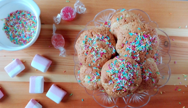 I biscotti arlecchino sono pronti per essere serviti, per la gioia di grandi e piccini.