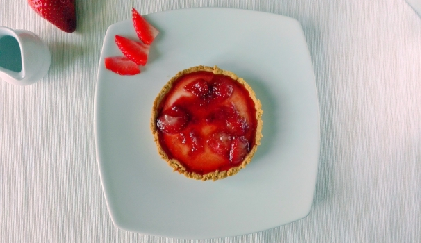 Le crostatine con crema di yogurt e fragole sono pronte per essere servite.