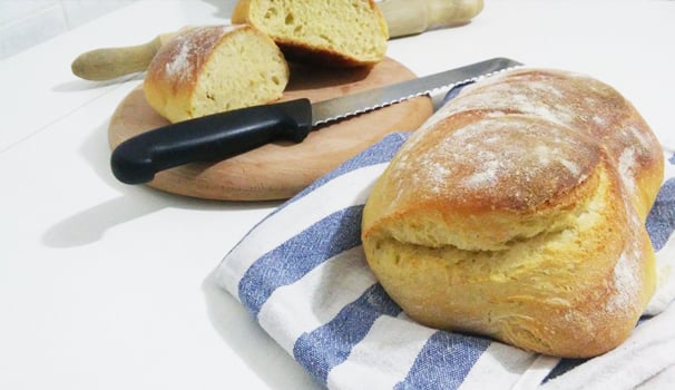 Una volta cotto, fate raffreddare il pane di Altamura con bimby su una gratella prima di servirlo.