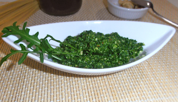 Ed ecco in pochi semplici passaggi un pesto di rucola con bimby pronto per condire pasta o delle deliziose tartine.