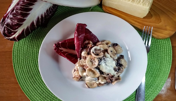 Ed ecco le orecchiette con radicchio e crema al parmigiano pronte per essere servite.