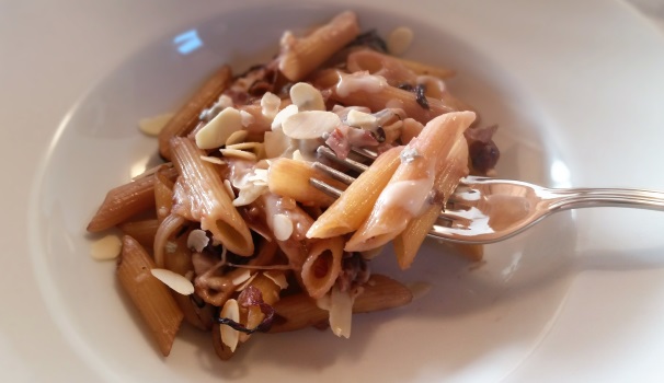 Ed ecco la pasta al forno con radicchio e scamorza pronta per essere gustata.