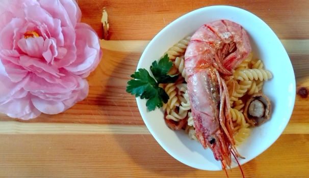 La pasta con gamberoni e porcini è pronta per essere servita.