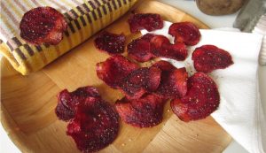 Chips-di-barbabietole-croccanti Impiattamento finale: Chips di barbabietole