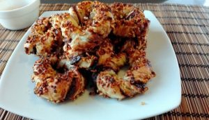 Ciambelle di pasta sfoglia alla Nutella Impiattamento finale: ciambelle di pasta sfoglia con Nutella e nocciole