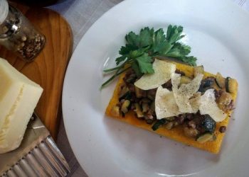 Crostoni di polenta bruschettati