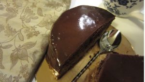 Glassa-allo-specchio-al-cacao Impiattamento finale: Glassa allo specchio