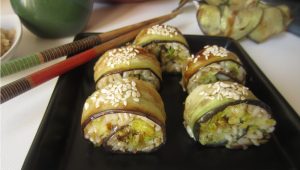 antipasti vegetariani Impiattamento finale: Maki di melanzane e riso