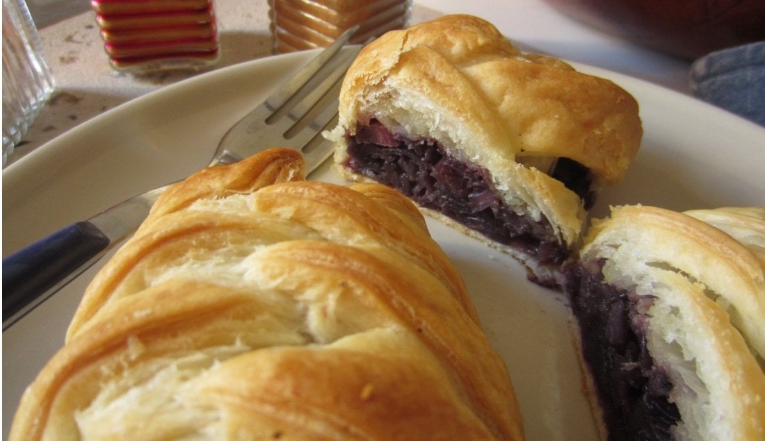 Trecce-di-pasta-sfoglia-con-cavolo-rosso-salate