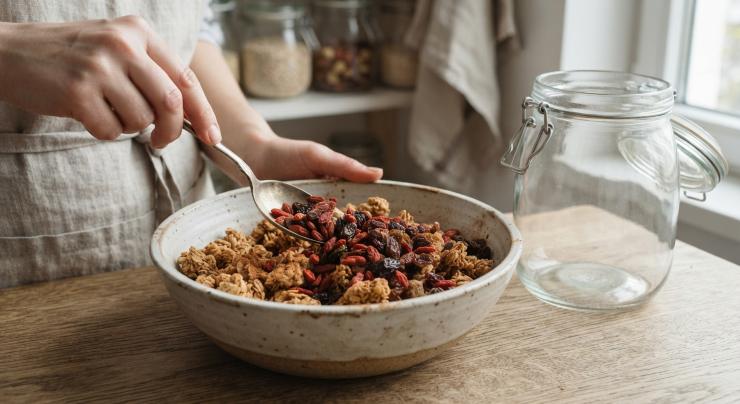 Non appena i cereali passati in forno si saranno freddati, verateli in una ciotola, qui unirete ancora le bacche di goji e l’uva passa. Mescolate tutto insieme e conservate la vostra granola in contenitori ermetici in un luogo asciutto.