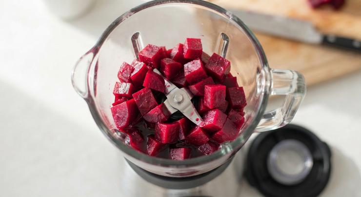 Lessate le barbabietole in acqua salata fin quando non saranno abbastanza morbide. Cuocete le patate al vapore in camicia, fatele raffreddare e sbucciate sia le patate che le barbabietole. Tagliate le barbabietole a cubetti e frullatele con un cucchiaino di acqua fino ad ottenere una consistenza leggera e molto liscia.
