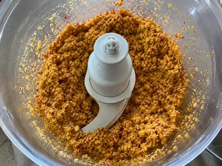 Tritate finemente i pomodori secchi ed aggiungeteli al composto di mais. Aggiungete la semola di grano duro e la farina gialla di mais.