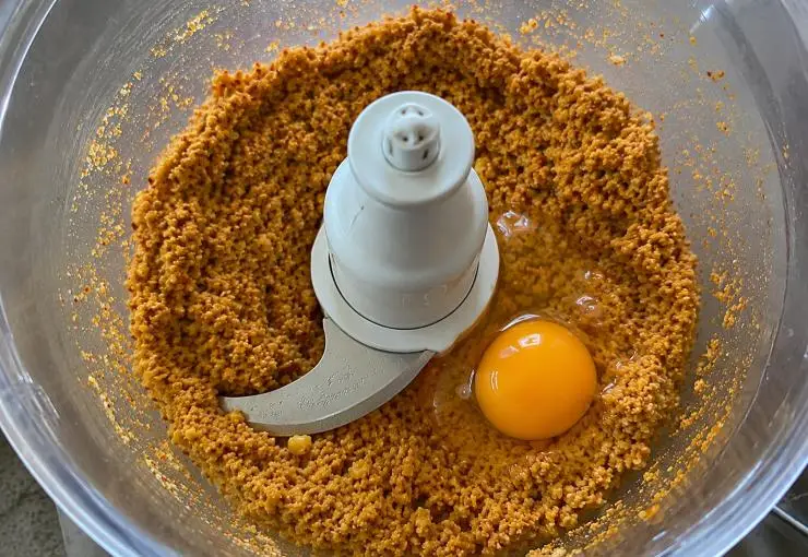 Aggiungete al composto la curcuma e il peperoncino quanto basta, io ne ho messo un pizzico. Unite anche un uovo. Rimescolate bene tutti gli ingredienti per ottenere un composto compatto. Dosate il composto con un cucchiaio e poi formate con le mani una specie di polpetta.
