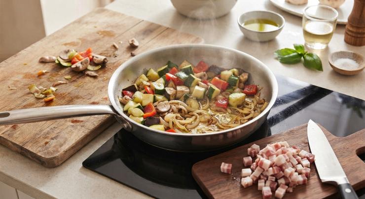 Quando la cipolla inizia a dorare aggiungete tutte le verdure insieme e fatele rosolare per 15 minuti. Nel frattempo riducete a dadini la pancetta e aggiungetela alle verdure. Fate rosolare e cuocete ancora per 15 minuti.