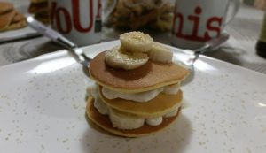 pancake-alla-banana- Impiattamento finale: pancake alla banana