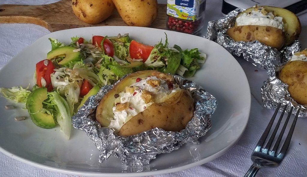 Impiattamento finale: patate al cartoccio con robiola e pepe rosa