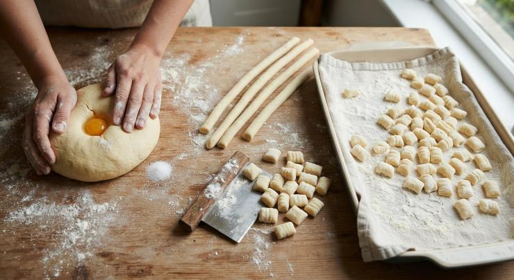 Unite l’uovo e un pizzico di sale, quindi cominciate ad impastare fino a quando non otterrete un impasto morbido ma lavorabile. Se necessario aggiungete ancora un pò di farina. Formate dei rotolini e con un coltello ricavate gnocchetti di circa 4-5 centimetri. Sistemate gli gnocchetti su una teglia foderata con un canovaccio infarinato e teneteli da parte.