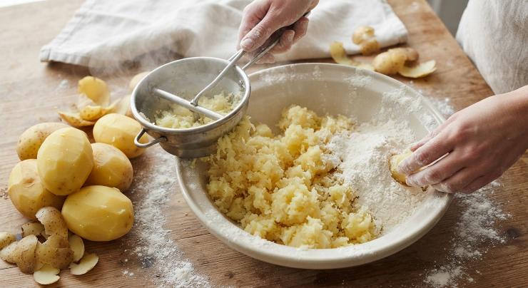 Iniziate lessando le patate per circa 40 minuti in acqua bollente. Scolatele e fatele intiepidire, sbucciatele e schiacciatele con lo schiacciapatate. Aggiungete la farina.