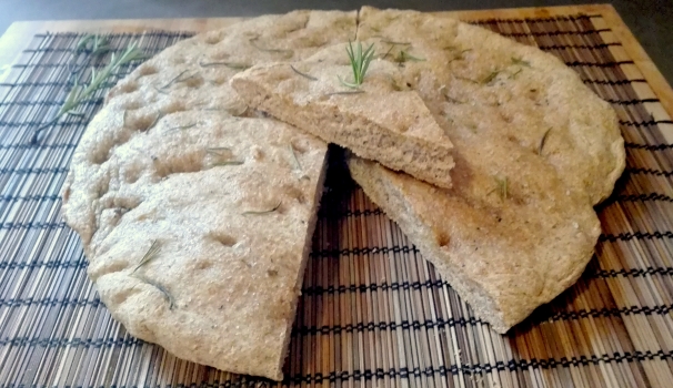 Sfornate e servite la vostra focaccia integrale con olio e rosmarino.