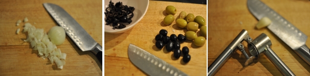 Iniziate a tagliare finemente la cipolla. Poi dividete a tocchettini grossolani le olive verdi e nere e schiacciete l’aglio con l’apposito attrezzo. In alternativa tritatelo molto finemente al coltello