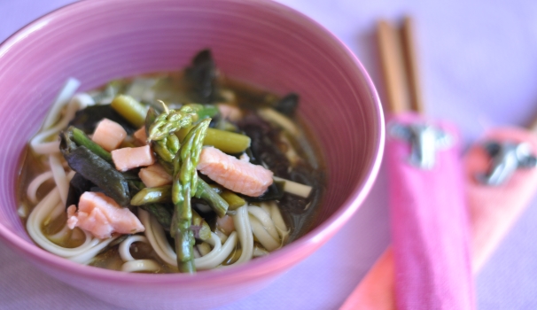 Ed ecco la zuppa di noodle con salmone e asparagi pronta per essere gustata