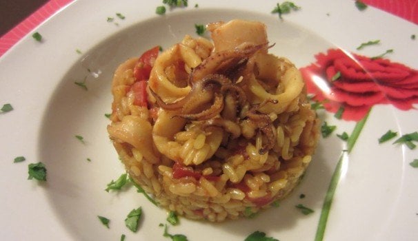 Ed ecco pronto il risotto con calamari, un piatto buonissimo ed elegante.