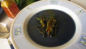 Vellutata di cavolo rosso con spinaci croccanti Vellutata di cavolo rosso con spinaci croccanti